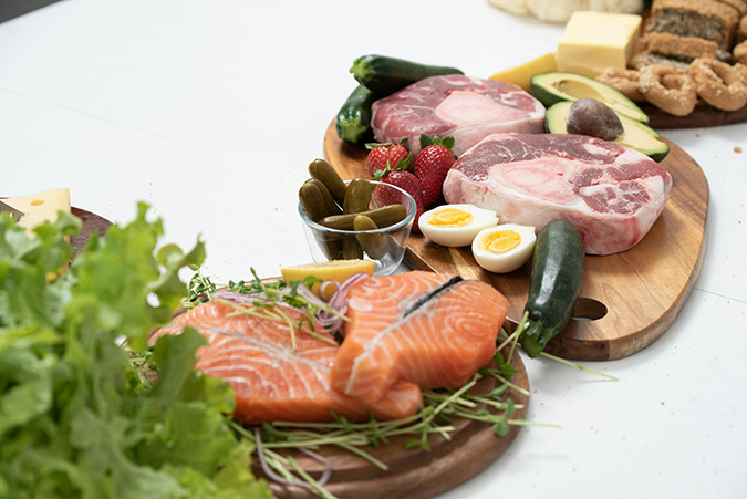 Dieta cetogênica vale a pena? Prato com alimentos ricos em proteína e gordura