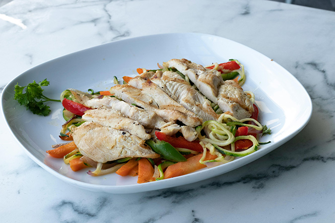 Dieta low carb funciona? Prato com alimentos low carb