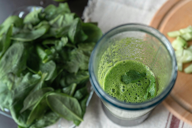 Suco detox funciona? Copo de suco verde com ingredientes naturais