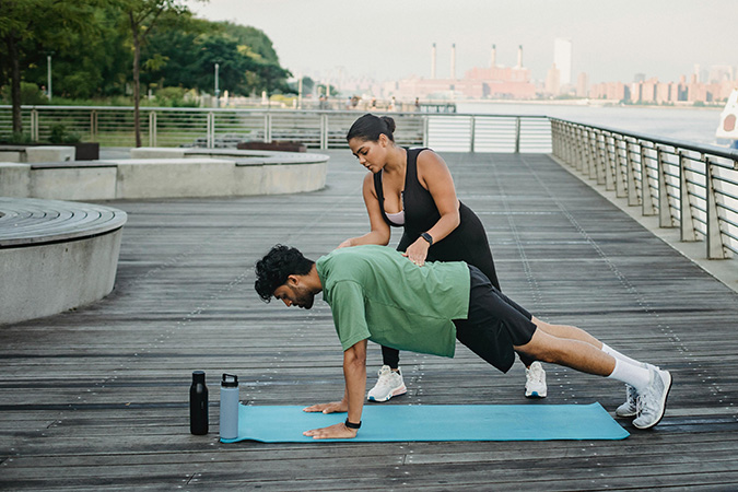 Treino para iniciantes para emagrecer com caminhada e exercícios simples